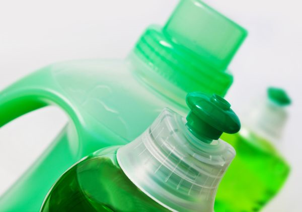 Kaum Produktlücken bei biobasierten Wasch- und Reinigungsmitteln: Insbesondere kleine, innovative Firmen haben Reinigungsmittel aus nachwachsenden Rohstoffen im Sortiment. © Creatix - Fotolia